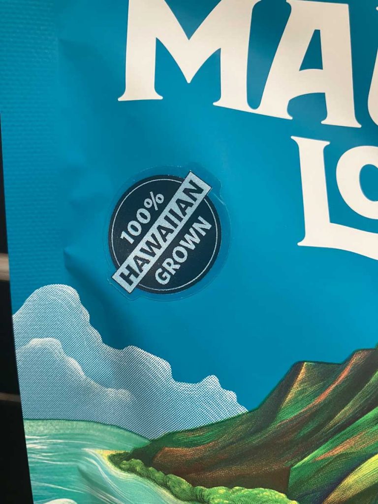 ルの拡大 ハワイ産100%を証明する、マウナロア製品パッケージ上の「100% HAWAIIAN GROWN」ラベルの拡大写真