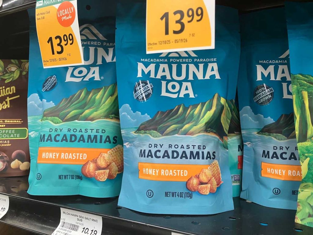 ハワイのスーパーマーケット（Foodland）の棚に並ぶ、マウナロア（Mauna Loa）ブランドのマカダミアナッツ製品と値札の様子