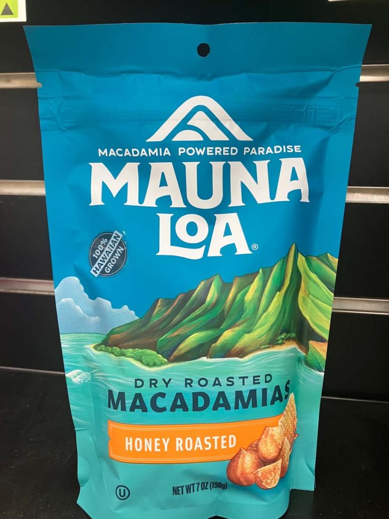 「100% HAWAIIAN GROWN」マークが付いた、マウナロア（Mauna Loa）ハニーローストマカダミアナッツ（7オンス）のパッケージ全体