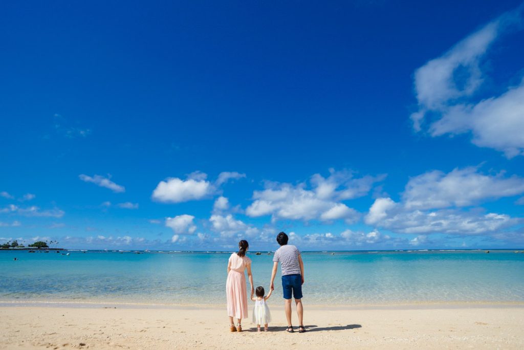 歩けるようになったから3人で手おつないで、アラモアナビーチでハワイカジュアルフォト。