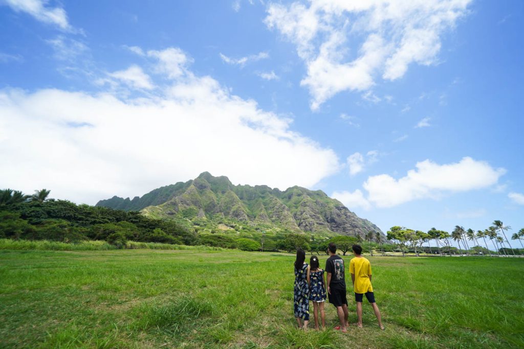 ハワイプライベートツアーで立ち寄ったクアロアで感じた雄大なコオラウ山脈。